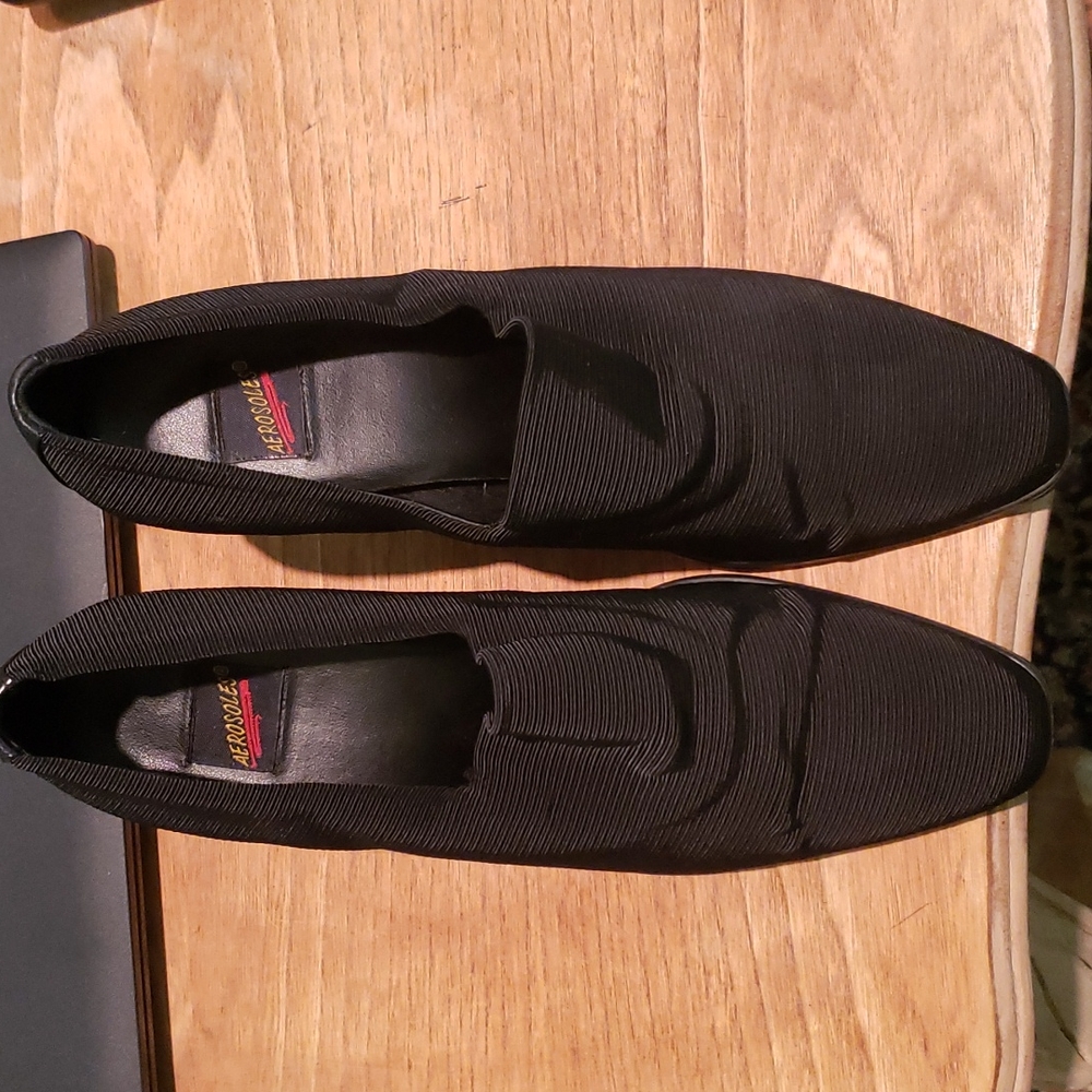 Aerosoles black 3 inch pumps.